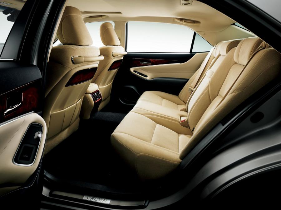  Toyota Crown Majesta 2013 года  (фото 2 из 9)